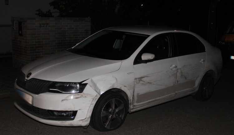 Na Brněnsku vyváděl opilec v autě. Naboural vůz místního zastupitele