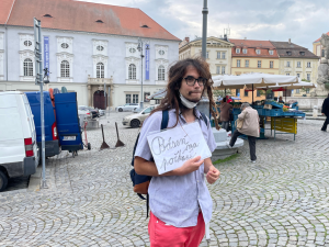 Lidem v Brně dělá radost muž s ocasem. Na počkání skládá básně