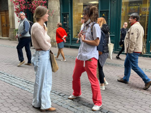 Lidem v Brně dělá radost muž s ocasem. Na počkání skládá básně