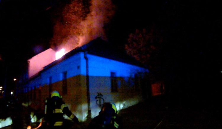 Hořící dům v Dělnické ulici