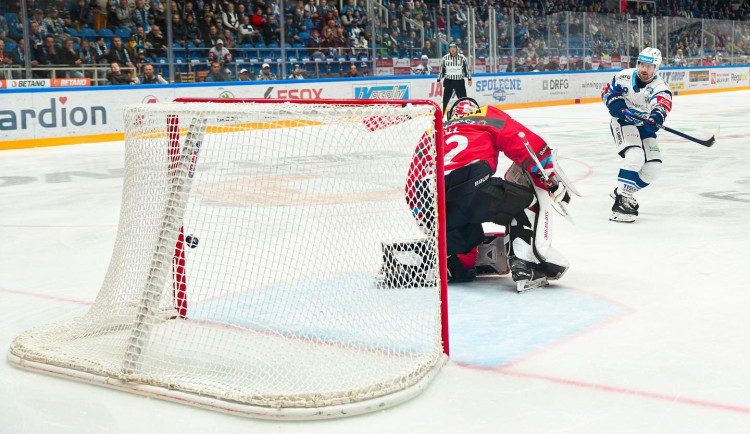 Hokejisté brněnské Komety skolili lídra extraligy z Pardubic. Výhru trefil Holík