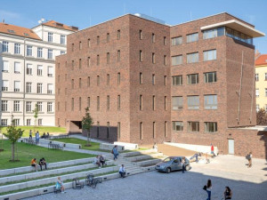 Student v Brně skočil z okna univerzitní budovy. Pád nepřežil