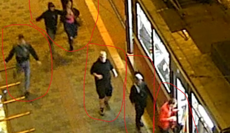 Policisté označili na záběrech z kamer skupinu fanoušků