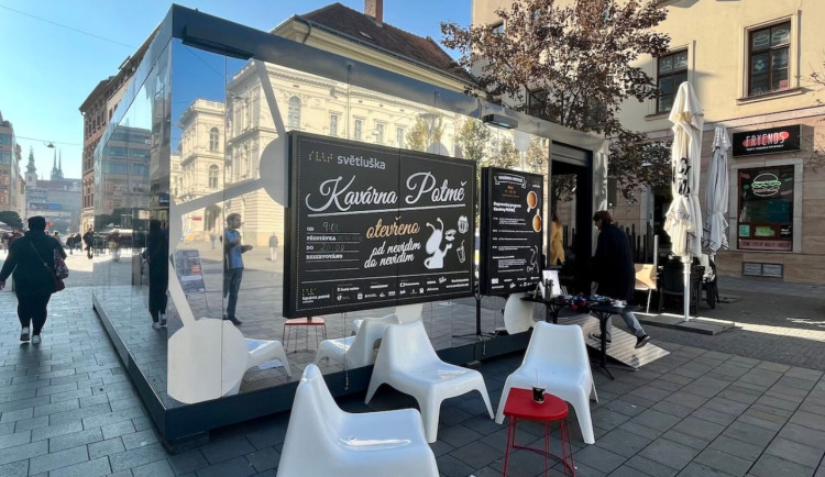 V Brně se pije káva potmě, netradiční podnik přibližuje svět nevidomých