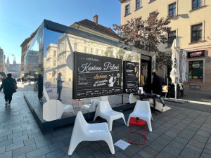 V Brně se pije káva potmě, netradiční podnik přibližuje svět nevidomých