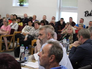 Stovka lidí, emotivní diskuze a premiéra Šlachty. Pohořelice vřely kvůli volbám