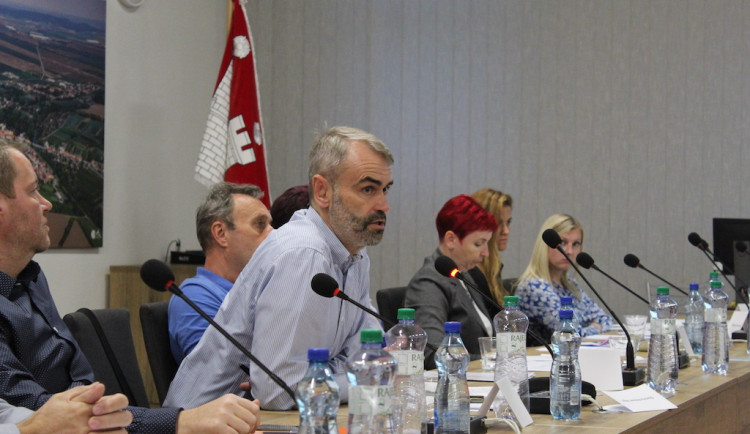 Robert Šlachta promlouvá k zastupitelům