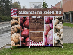 Lidé v Brně si chodí pro brambory a cibule do automatu. Nastrkali je tam zemědělci
