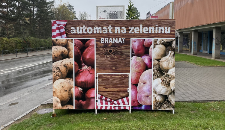 Lidé v Brně si chodí pro brambory a cibule do automatu. Nastrkali je tam zemědělci