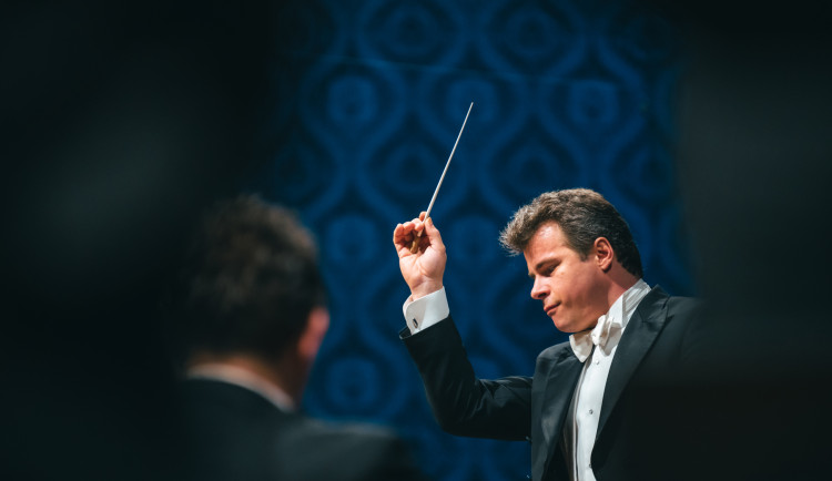 Rodák z Brna míří mezi světovou operní špičku. Dirigent Hrůša povede Královskou operu