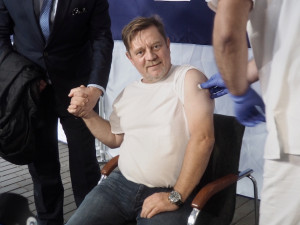 Blíží se nová covidová vlna i australská chřipka. Naočkujte, vyzývá ministr i herec