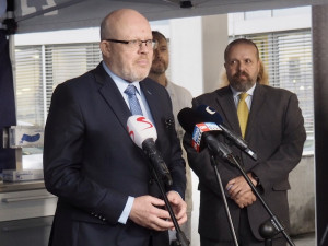 Blíží se nová covidová vlna i australská chřipka. Naočkujte, vyzývá ministr i herec