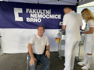 Blíží se nová covidová vlna i australská chřipka. Naočkujte, vyzývá ministr i herec