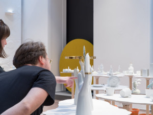 Do Brna dorazila výstava českého porcelánu