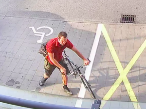 V Brně hledají cyklistu, který za jízdy umí krást drahé mobily a jezdí po chodníku