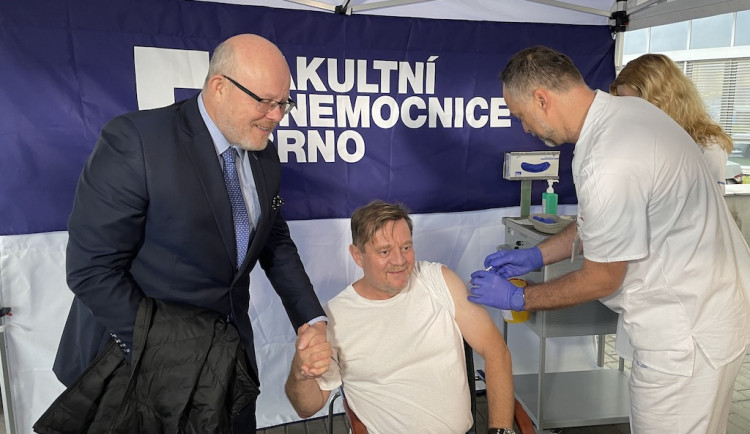 Herec Petr Čtvrtníček právě dostává i za podpory ministra Válka čtvrtou očkovací dávku