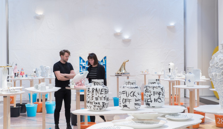 Do Brna dorazila výstava českého porcelánu