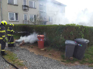 Lidé házejí popel do popelnic, zlobí se jihomoravští hasiči
