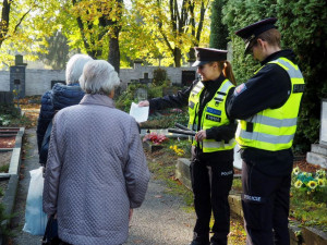 Brněnské hřbitovy čeká nával návštěvníků. Přijdou také zloději i policisté