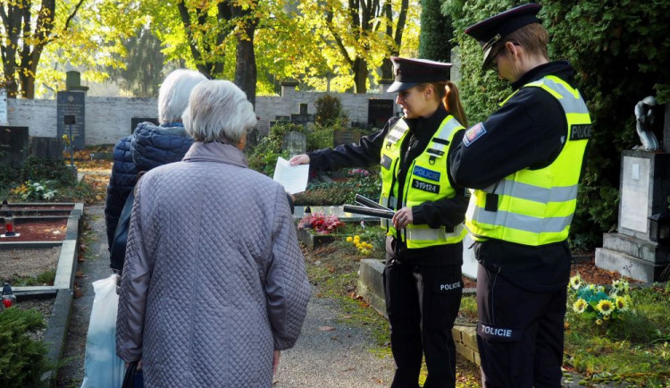 Blíží se památka zesnulých. Policie je připravena na kapsáře i sváteční řidiče v Brně