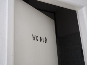 Muži z brněnské techniky dostali na záchody dámské vložky