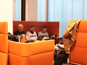 Programátorská soutěž v Brně přinesla aplikaci, která lidem poradí s energiemi