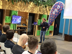 Programátorská soutěž v Brně přinesla aplikaci, která lidem poradí s energiemi