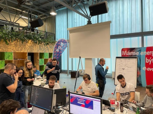 Programátorská soutěž v Brně přinesla aplikaci, která lidem poradí s energiemi