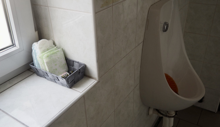 Muži z brněnské techniky dostali na záchody dámské vložky zdarma