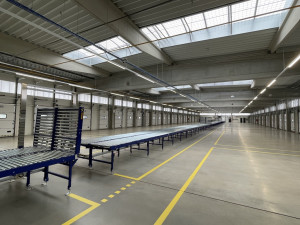 U Hustopečí u Brna vyrostlo obří depo. Zhasínejte, žádá město