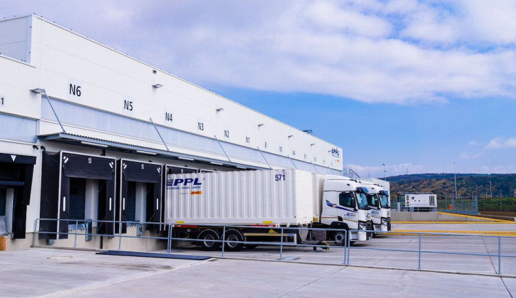 U Hustopečí u Brna vyrostlo obří depo. Zhasínejte, žádá město