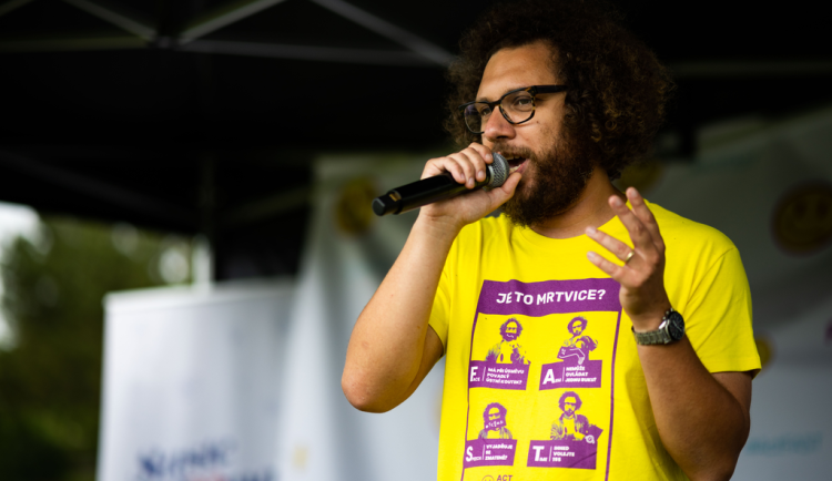Rapper v Brně učí lidi první pomoc. Se zdravotníky vylepil plakáty na boj proti mrtvici