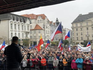 V Brně oslavili státní svátek demonstrací proti vládě. Přišel i Okamura