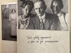 Dům v Brně skrýval neznámé tváře. Fotky Židů vystavili na Špilberku