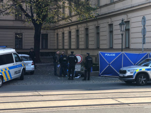 VIDEO: Muž se zastřelil před Úřadem vlády