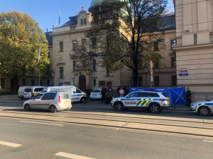 VIDEO: Muž se zastřelil před Úřadem vlády