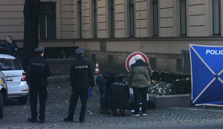 VIDEO: Muž se zastřelil před Úřadem vlády