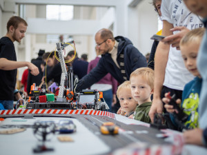 Festival Maker Faire potvrzuje, že jsme národ kutilů. Minulý víkend nalákal na brněnské výstaviště téměř 8000 lidí