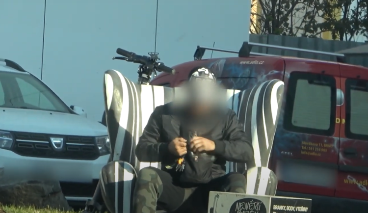 Dealer před úrazovou nemocnicí