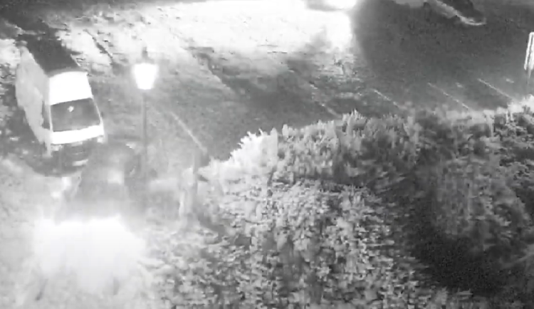 Muž vyskočil z jedoucího auta