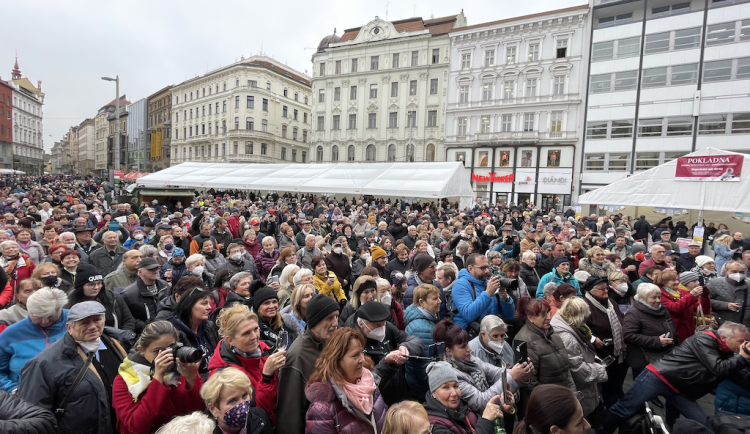 Brňané si ťuknou na náměstí svartomartinským vínem. Vinaři naplnili nejvíce lahví v historii