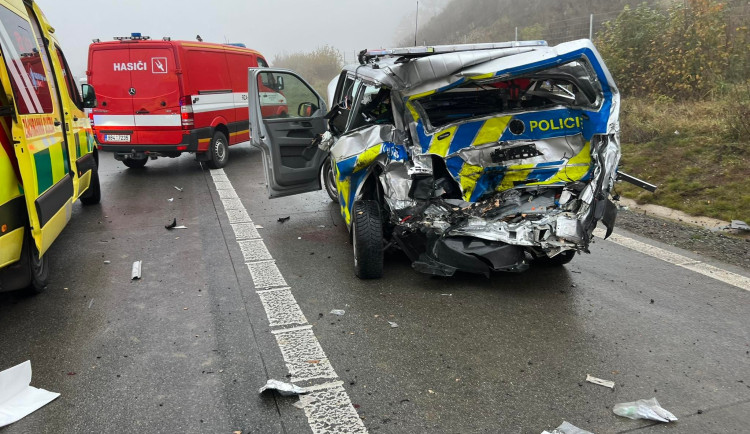 Dálnici D1 za Brnem blokovala nehoda. Opilý řidič narazil do dodávky policistů, jeden je těžce zraněný