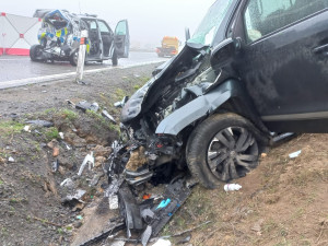 Dálnici D1 zablokovala za Brnem nehoda policejní dodávky. Policista je těžce zraněný