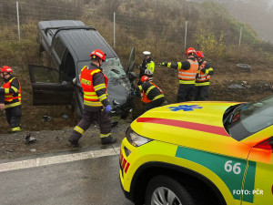 Dálnici D1 za Brnem blokovala nehoda. Opilý řidič narazil do dodávky policistů, jeden je těžce zraněný