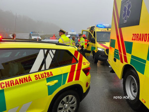 Dálnici D1 za Brnem blokovala nehoda. Opilý řidič narazil do dodávky policistů, jeden je těžce zraněný