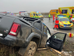 Dálnici D1 za Brnem blokovala nehoda. Opilý řidič narazil do dodávky policistů, jeden je těžce zraněný
