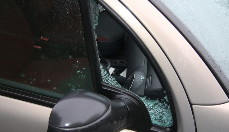 Proč někdo rozbije auto kvůli kapalině do ostřikovačů, ptají se policisté z Brna