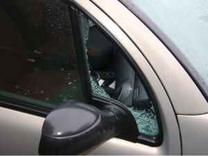 Proč někdo rozbije auto kvůli kapalině do ostřikovačů, ptají se policisté z Brna