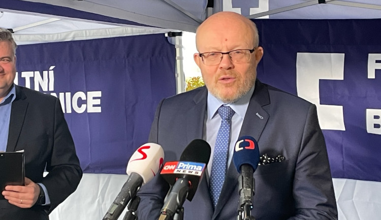 Vraťme do hry nadstandardtní péči, přeje si ministr Válek