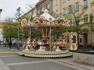 Brno se obléká do vánočního. Ulice města zaplavily girlandy ve tvaru sněhových vloček